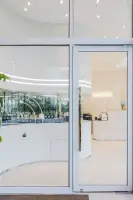 투명한 유리 파사드의 미니멀 향수 부티크